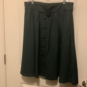 Cute skirt for work. Hunter green. Has pockets!! Heavier fabric. 40% wool.